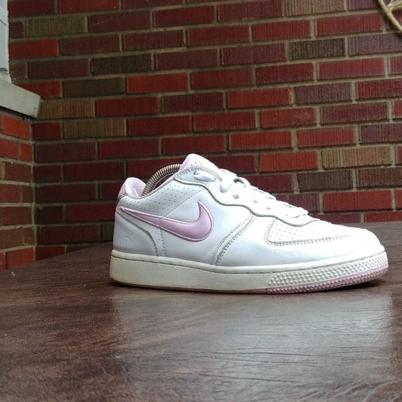 NIKE WHITE LEATHER SHOES SZ 7.5 - Picture 2 of 8